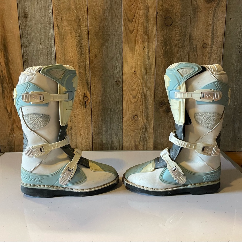 Thor MX motocross women’s size 8 boots, great condition white and teal color
